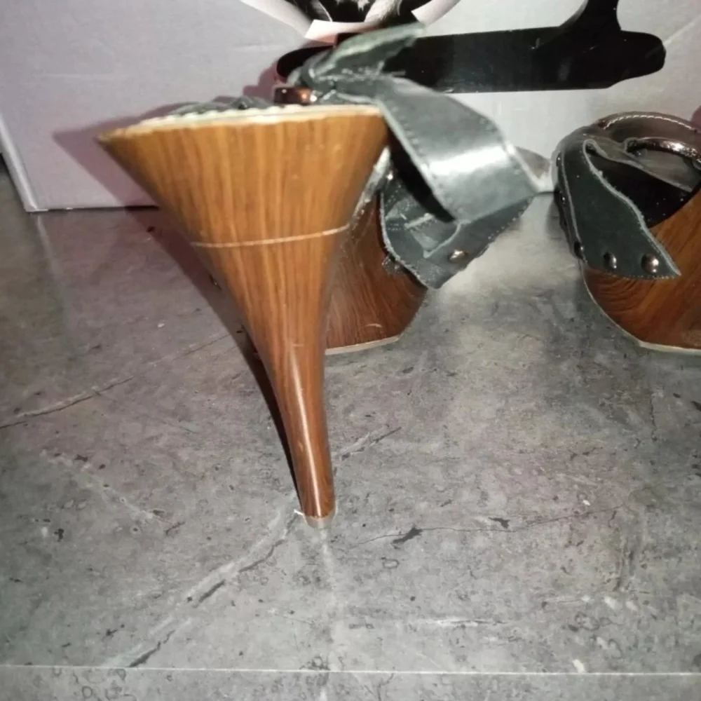 Jessica Simpson SZ 10 Black High Heels w/ Buckles and Wooden Base Pre-Owned - Picture 8 of 13